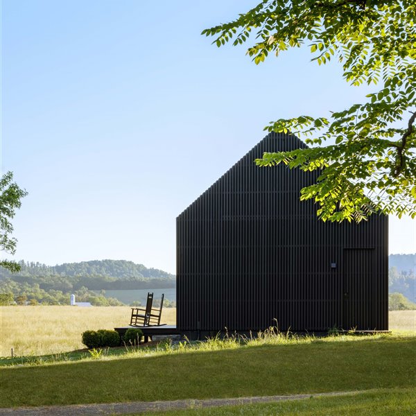 Una minimalista cabaña de madera de álamo se lleva un premio de Arquitectura Pequeña