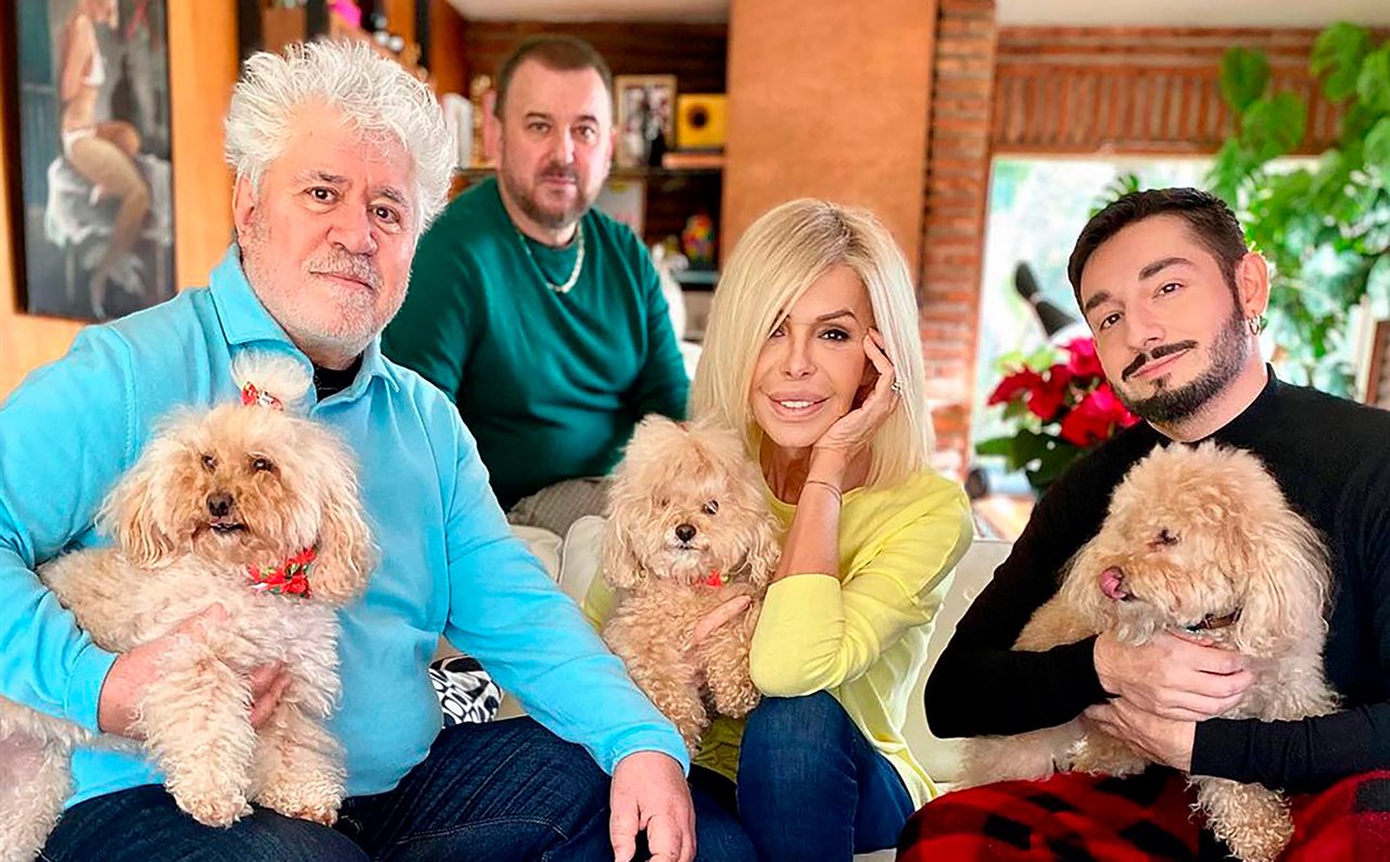 Una de las publicaciones de Bibiana Fernández en su casa rodeada de amigos.