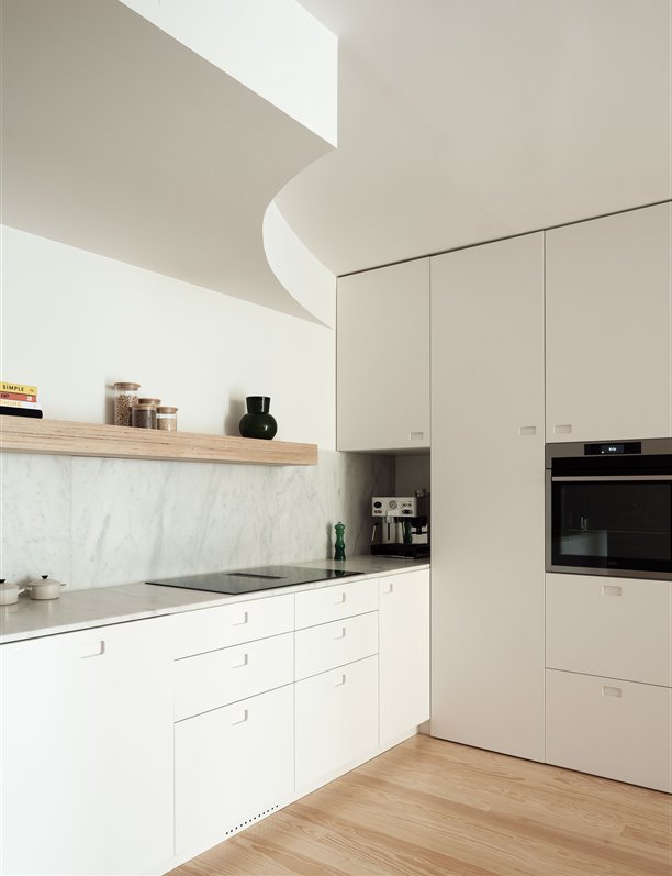 Solo lo necesario: así es la casa blanca y minimalista de un arquitecto en Madrid
