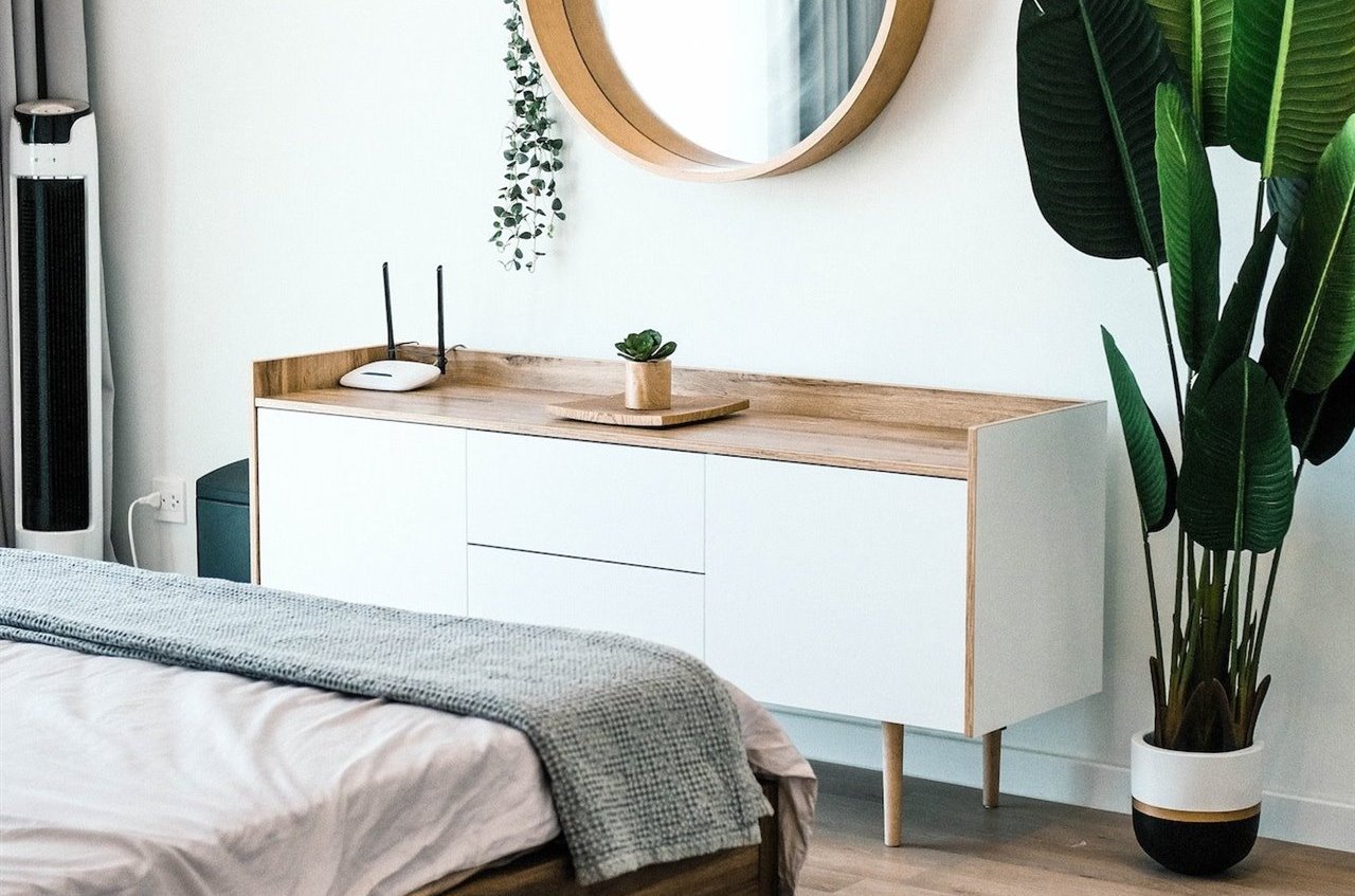 En el dormitorio, los muebles bajitos consiguen que las paredes parezcan más altas. Para conservar el efecto despeinado, opta por plantas de aspecto salvaje.  