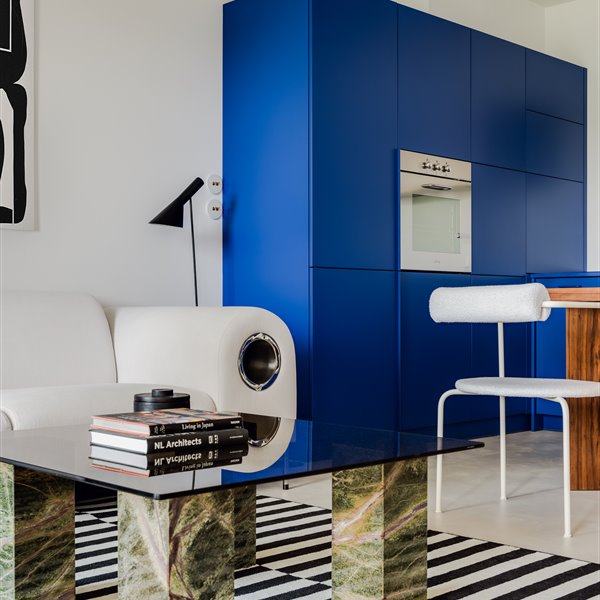 Este apartamento es todo un homenaje a la Bauhaus y al posmodernismo que no te dejará indiferente