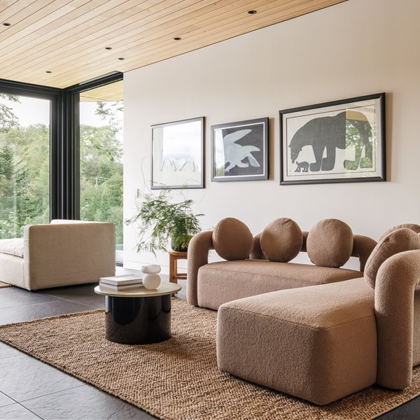 Esta casa tiene dos caras y no sabemos cuál nos gusta más 