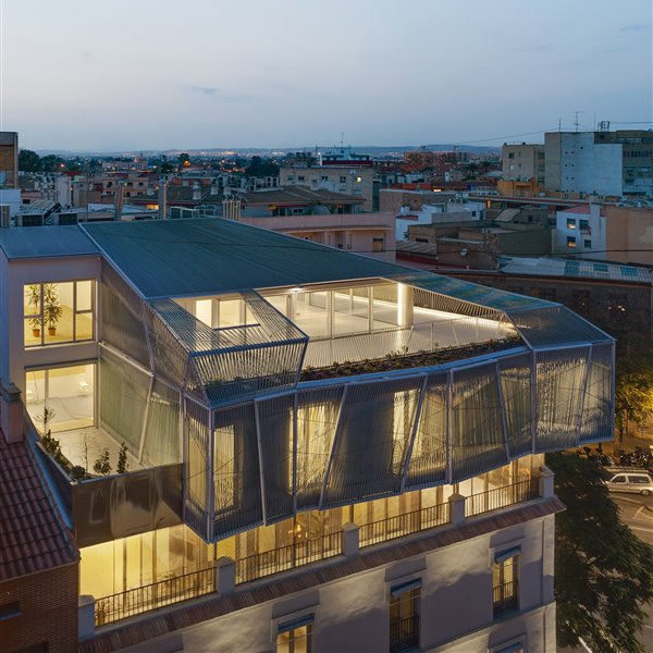 Vivienda colectiva: en este edificio renovado de Murcia todo el mundo mira hacia arriba