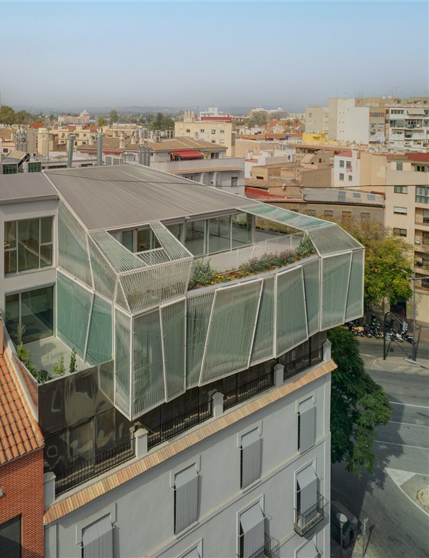 Vivienda colectiva: en este edificio renovado de Murcia todo el mundo mira hacia arriba