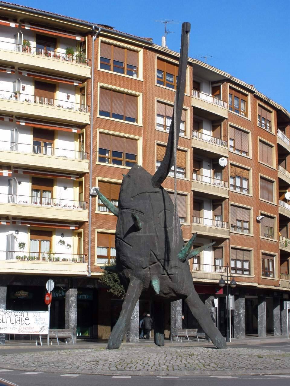 “La Patata”, el sobrenombre que los vecinos de Amorebieta le pusieron a  esta escultura de Andrés Nagel, simboliza las creencias SPAN: “Sí, pero aquí no”. Tras las protestas de los vecinos, el ayuntamiento cambió su emplazamiento