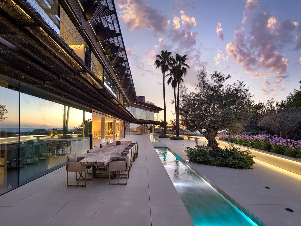 La villa tiene dos piscinas y terrazas al aire libre con vistas al Mediterráneo.