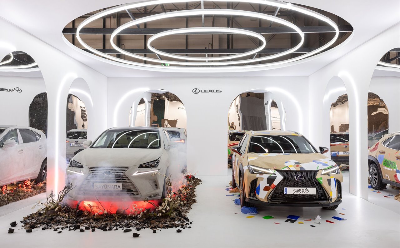 Los dos coches ganadores de los concursos pasados expuestos en el estand de Lexus en ARCO 2023.