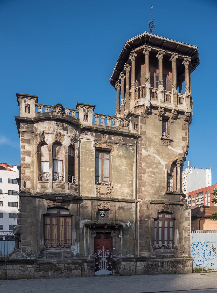 El chalé de Ladislao -cerrado desde hace mucho tiempo-  es del periodo más fértil y brillante del arquitecto. FOTO: Asturiaspordescubrir.com