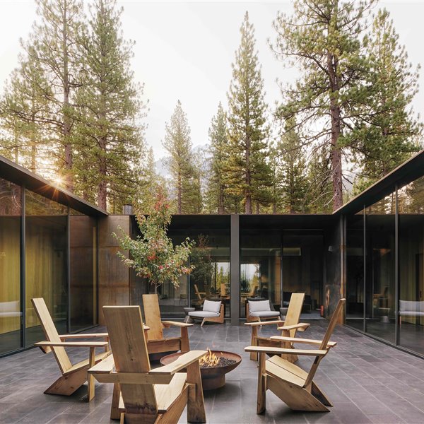 Un refugio minimalista y moderno en el bosque construido a prueba de incendios