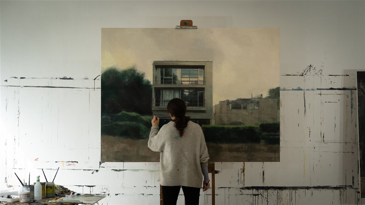 Bea Sarrias pintando la obra 'Evening ligth', en la que retrata un edificio de DE Koninck. 