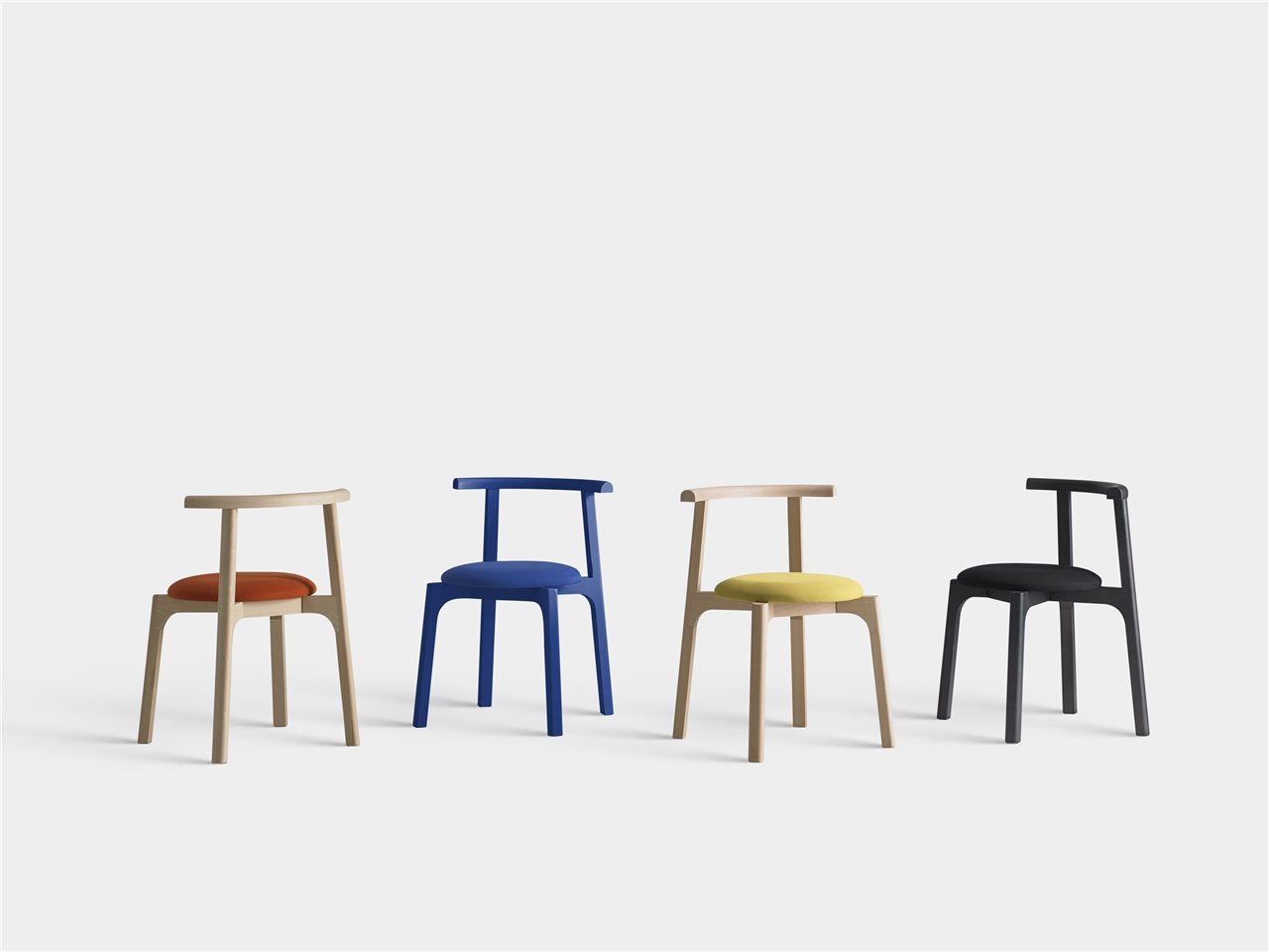 Fabricada en madera de haya está disponible en diferentes acabados y colores.