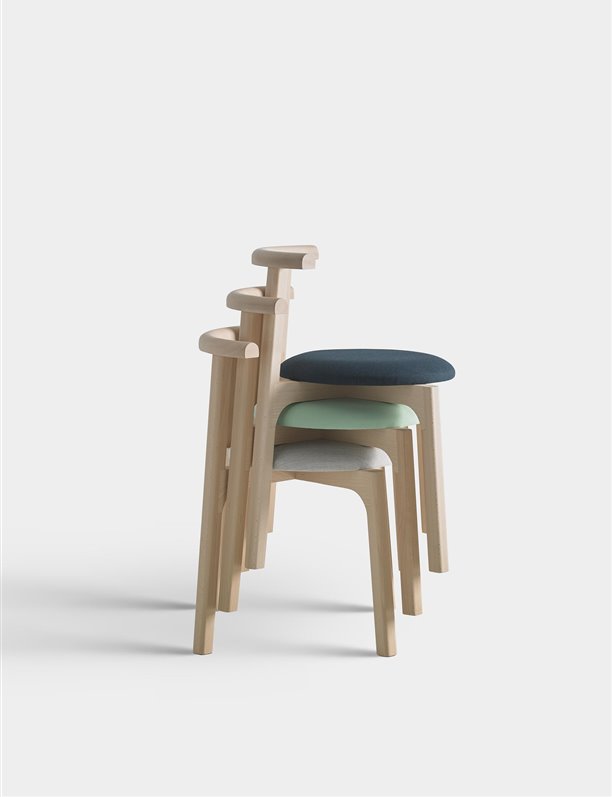 Una silla inspirada en la arquitectura de Chirico firmada por StudioEstudio