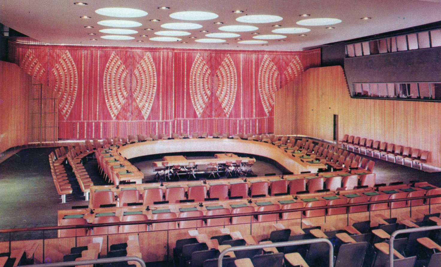 Cortinas colgadas en el Salón del Consejo Económico y Social de la Sede de las Naciones Unidas en Nueva York.