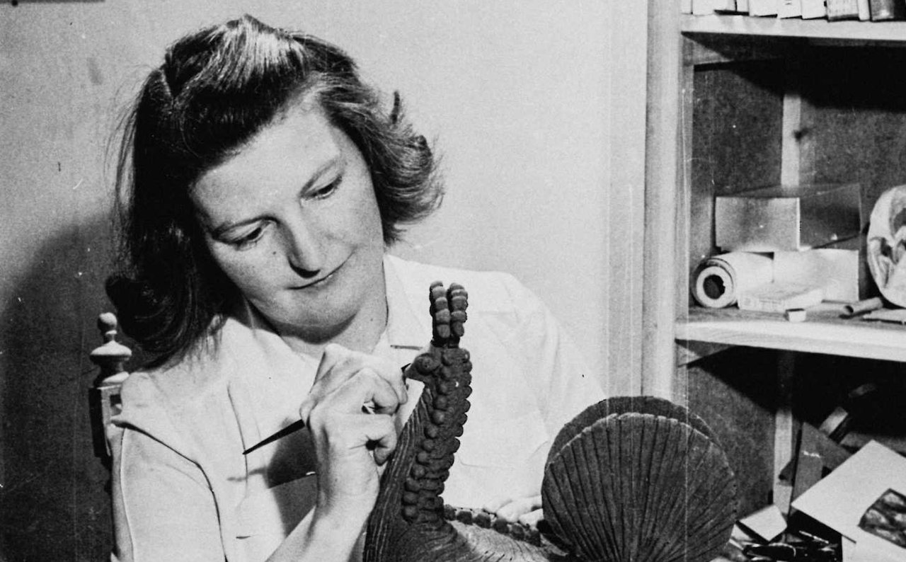 Marianne Richter trabajando en su estudio, en los años cincuenta