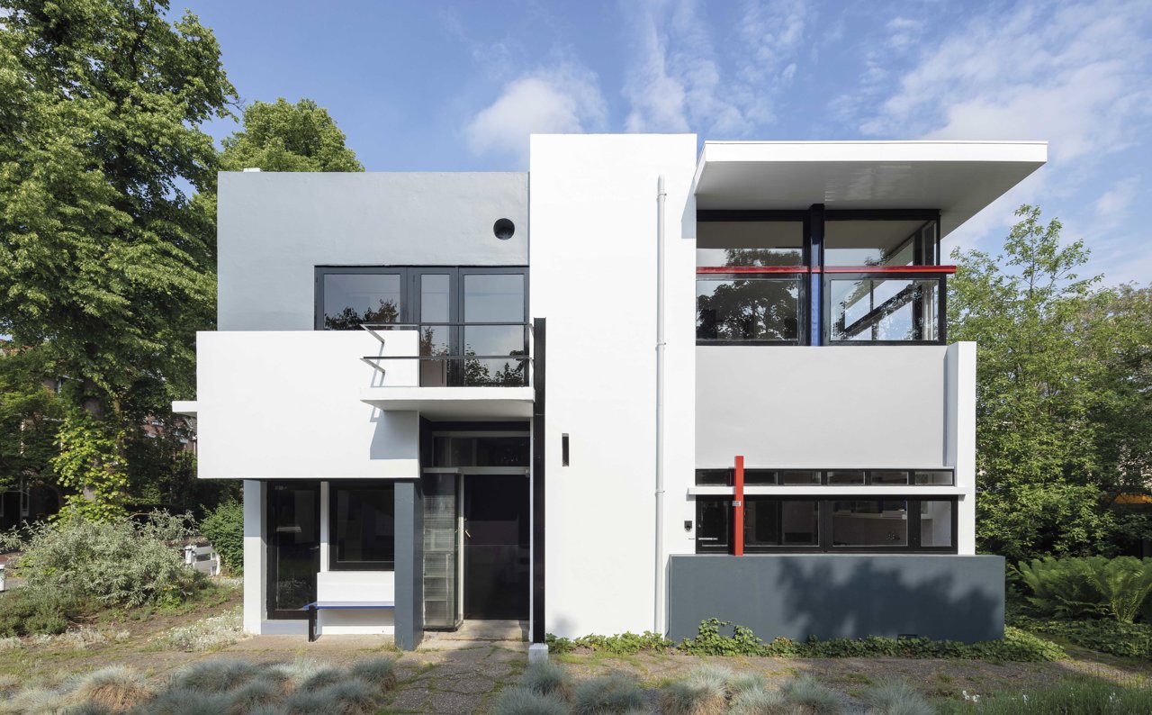 La casa Rietveld Schröder (1924), uno de los hitos más destacables de De Stijl, el movimiento creativo que Rietveld fundó junto a los artistas Piet Mondrian y Theo van Doesburg.