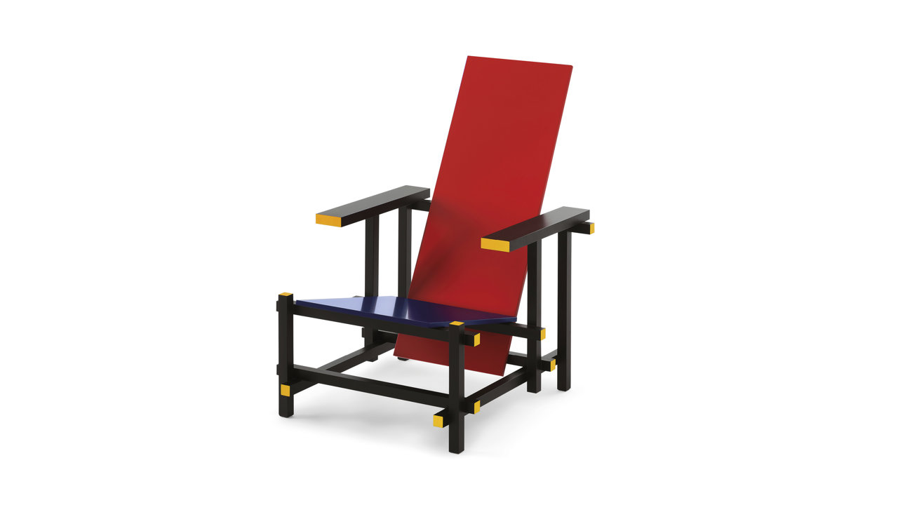 La Red Blue Chair, de Gerrit Rietveld (uno de los cuatro diseños del holandés editados por Cassina) y su juego de líneas y planos rectilíneos, compuesta de 15 listones de madera de haya y dos paneles rectangulares.