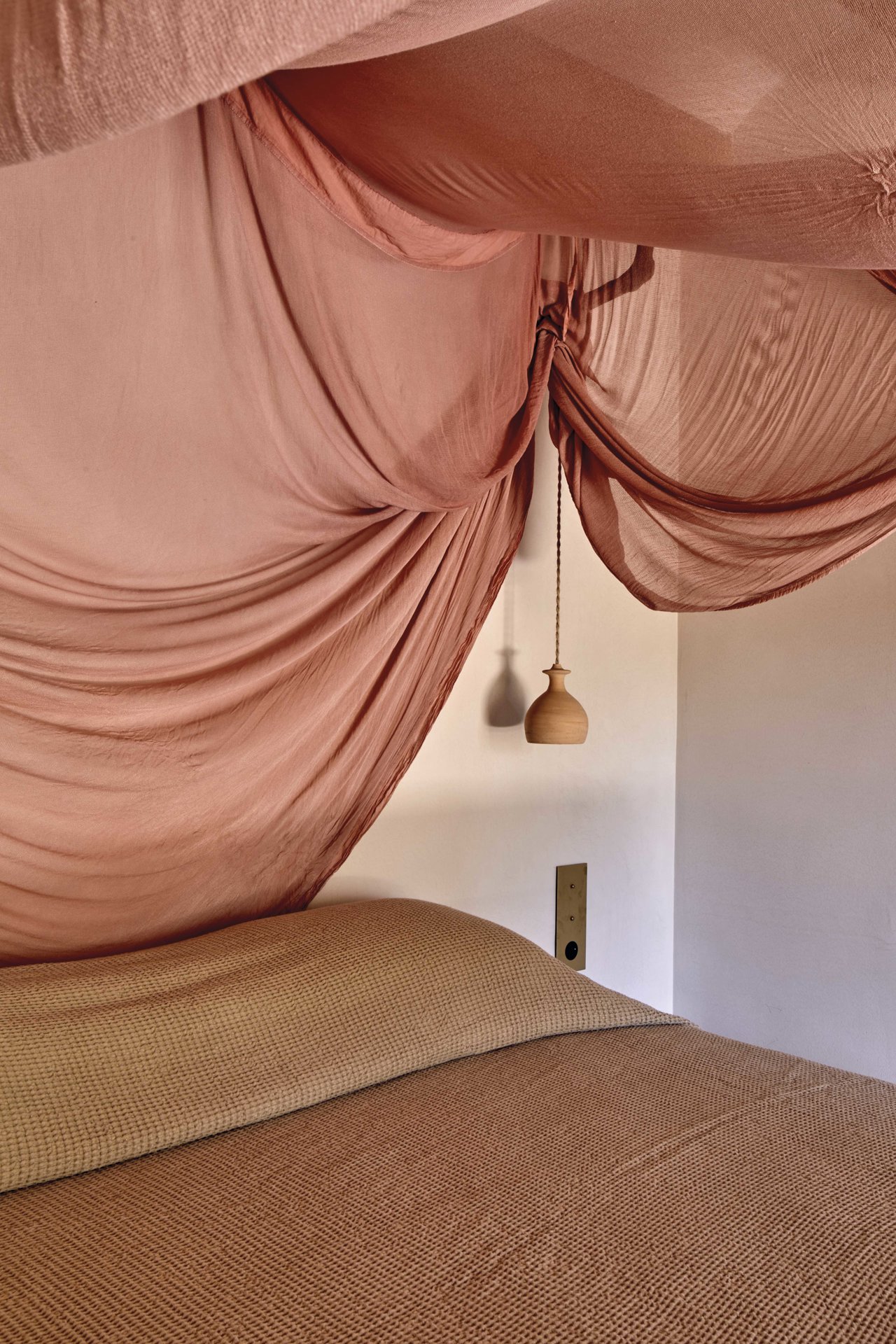 Uno de los dormitorios de Can Teix, un proyecto en Mallorca de More Design. 
