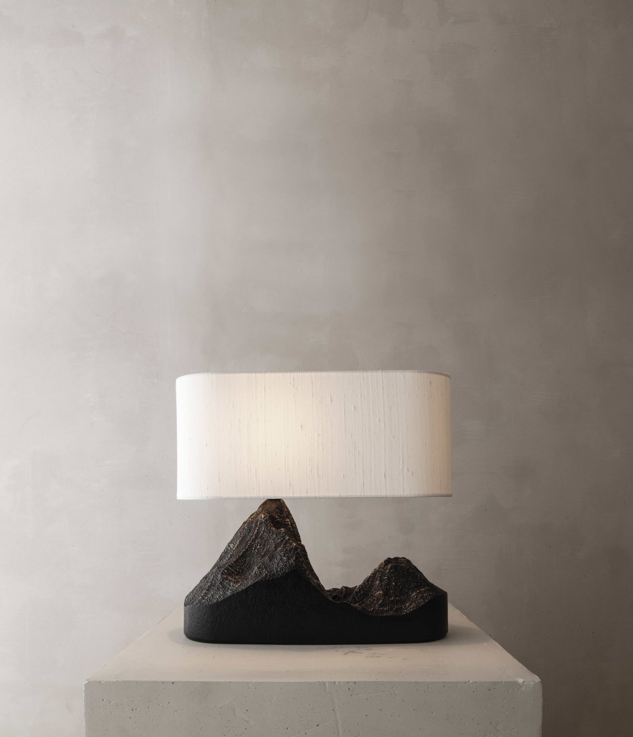 Lámpara de su colección Topographic Memories, presentada por Ateliers Courbet este último Design Miami, una edición limitada de lámparas y mesas de bronce fundido y travertino