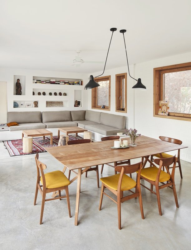 Madera y calma: una casa pensada para la vida 'slow' llena de soluciones a medida