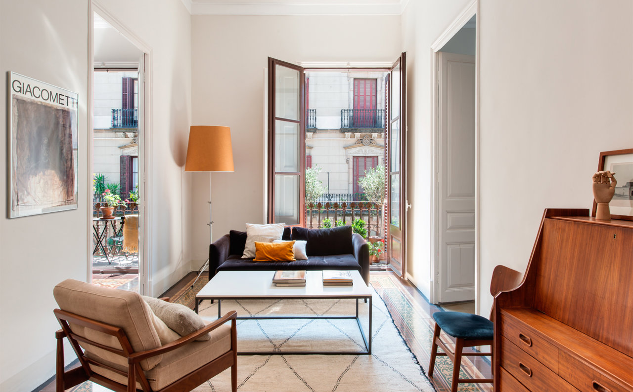 Después de la reforma, el apartamento cuenta con una habitación en suite, una habitación de invitados y un despacho, además de un salón comedor, cocina independiente y dos baños completos