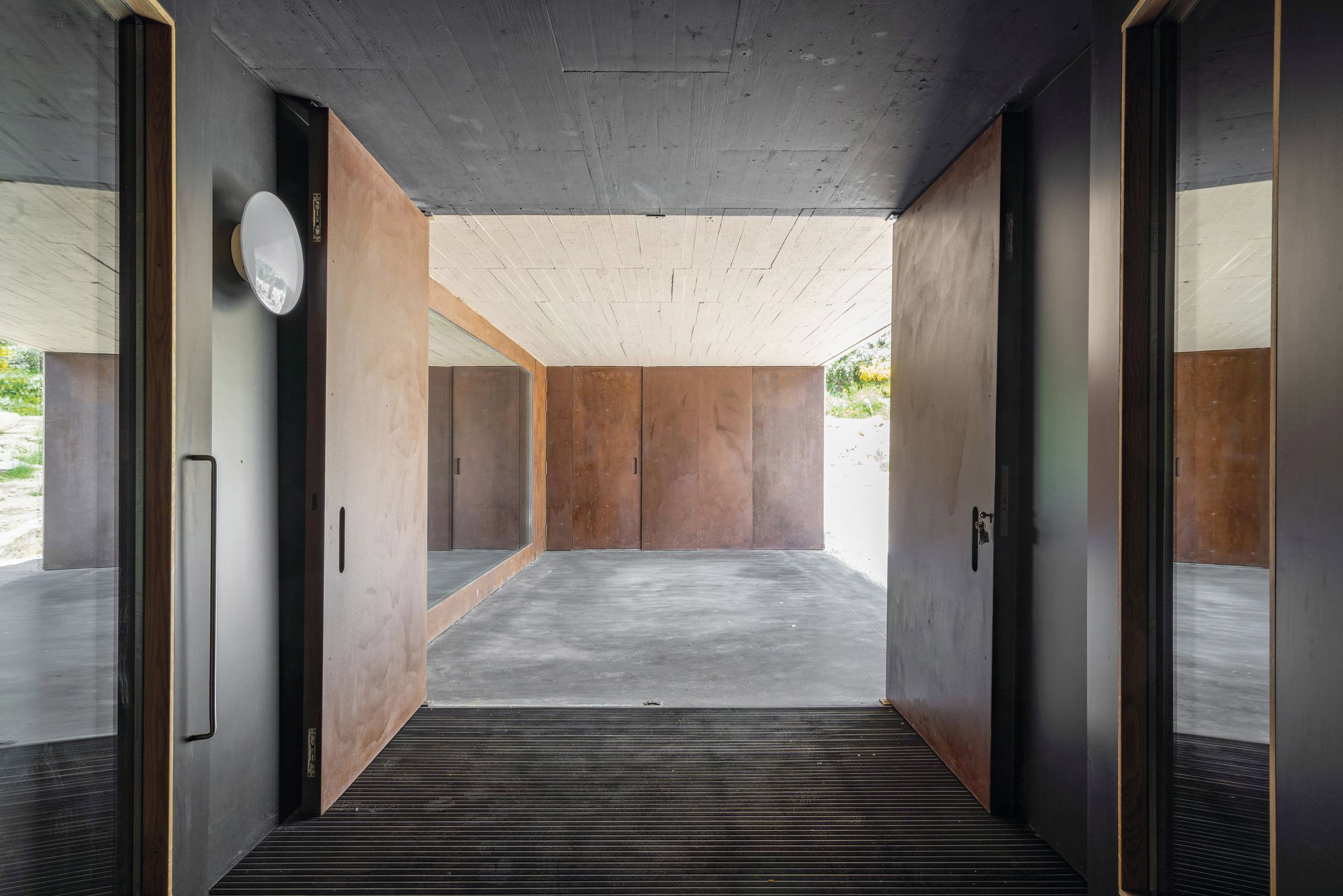El acceso amplio y libre de obstáculos de la Casa Pinariega en la Laguna Negra de Soria, del estudio Tuñón y Albornoz Arquitectos.