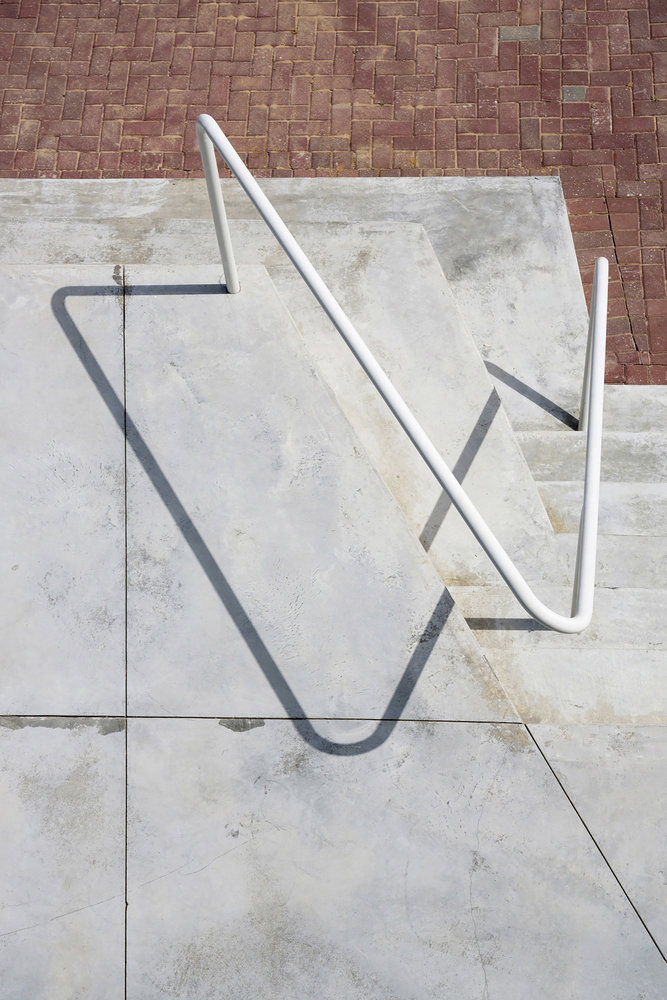 Elemento arquitectónico en el cementerio de Pardesia, Israel, de Ron Shenkin. 