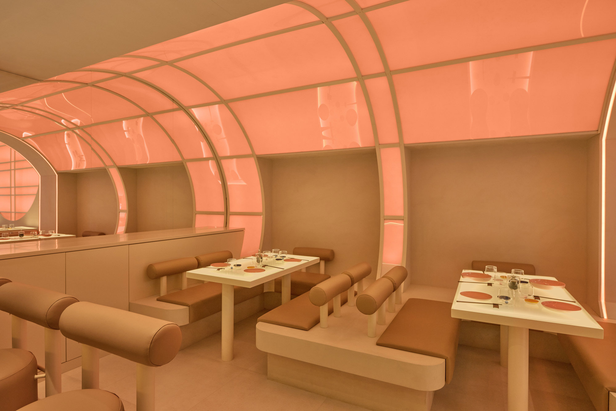 La bóveda iluminada en tonos rosados cuenta con paneles de metacrilato.