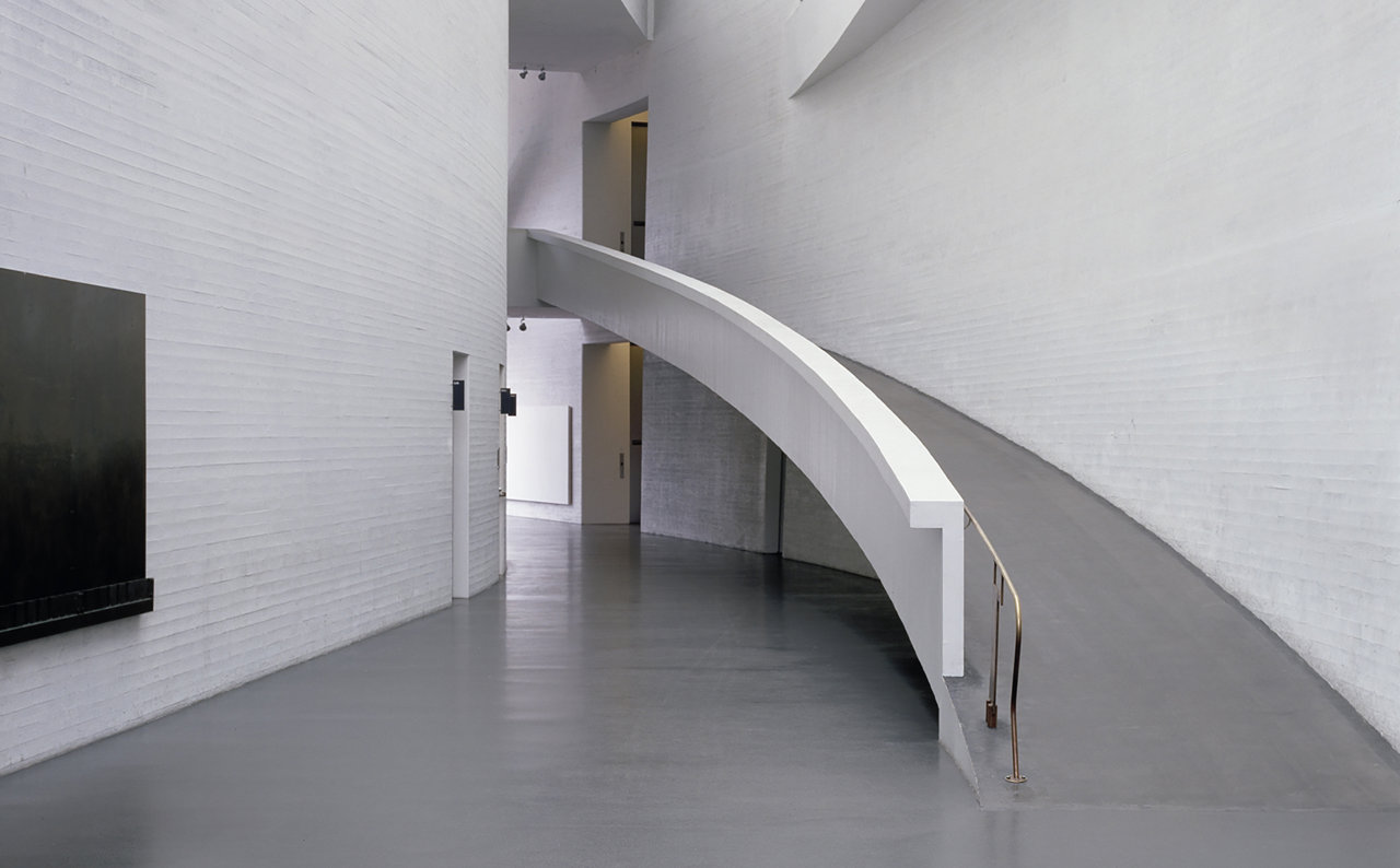 Rampa de acceso en el Museo de Arte Contemporáneo Kiasma en Helsinki, de Steven Holl.