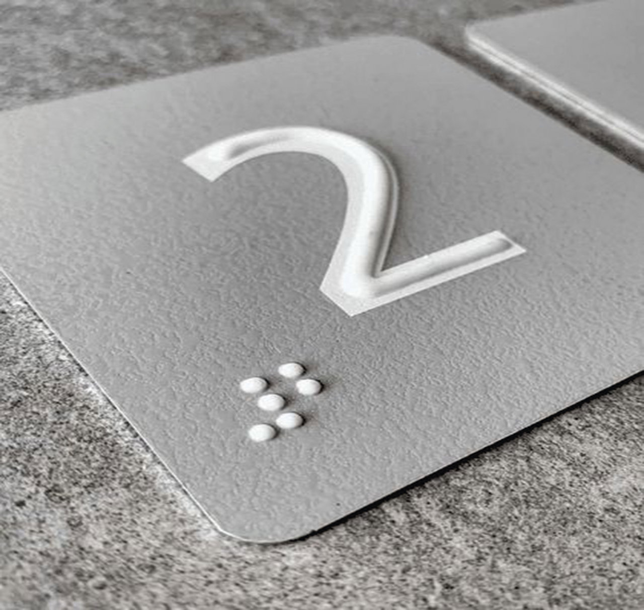 Señalética en braille, de BAU Accesibilidad.