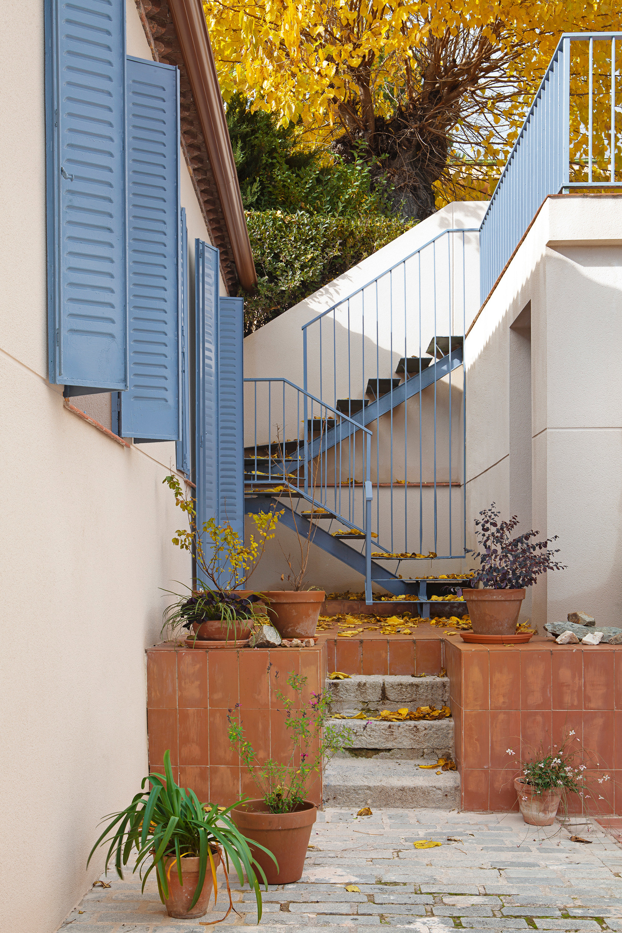 Las paredes blancas del exterior y las contraventanas en azul recuerdan a las casas de pueblos costeros del Mediterráneo.
