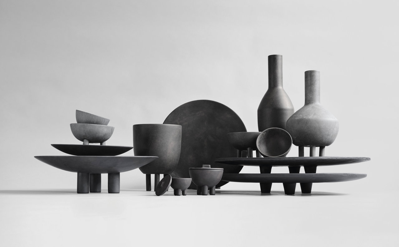 Bodegón con la serie de jarrones y bandejas Duck, diseño de Nicolaj Nøddesbo y Tommy Hyldahl