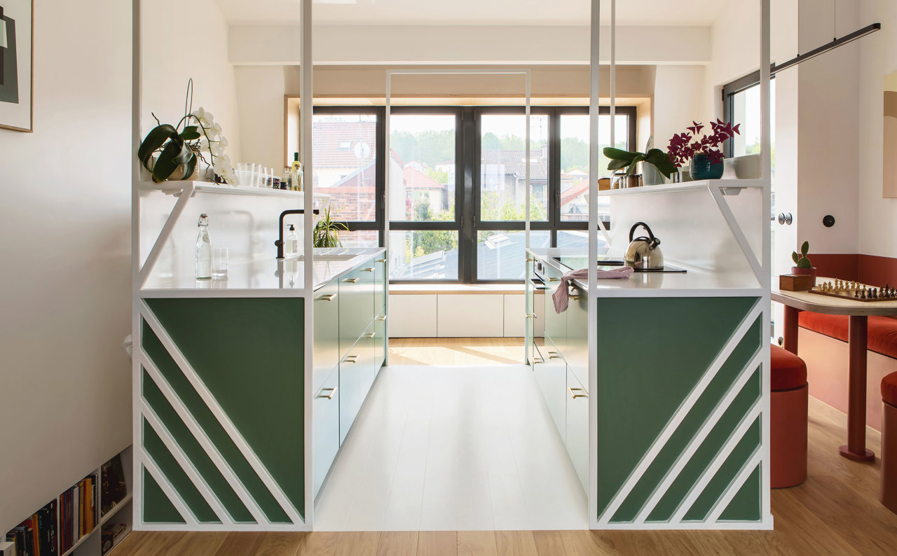 Una cocina con estructura metálica