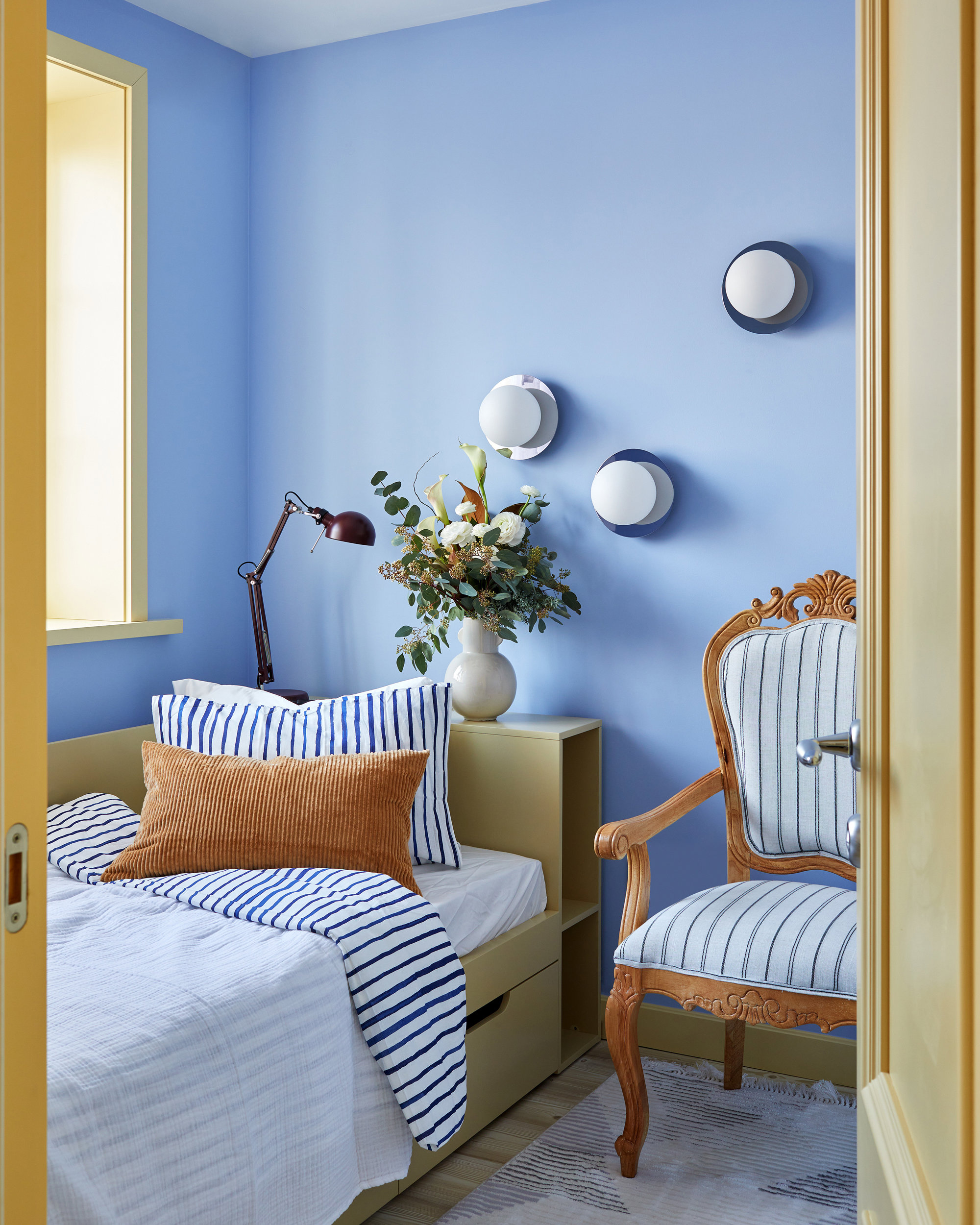 Dormitorio azul y amarillo