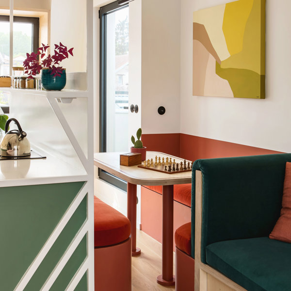 Este dúplex ha reinventado el estilo industrial con toques de color y mucha luz