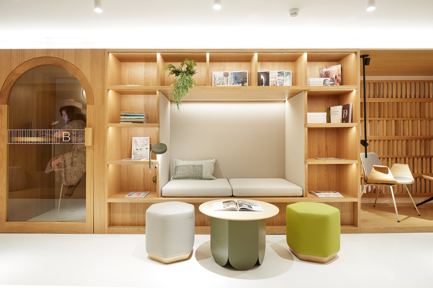Iluminación, biofilia, acústica y sostenibilidad son conceptos destacados en la propuesta de Bernadí Hub.