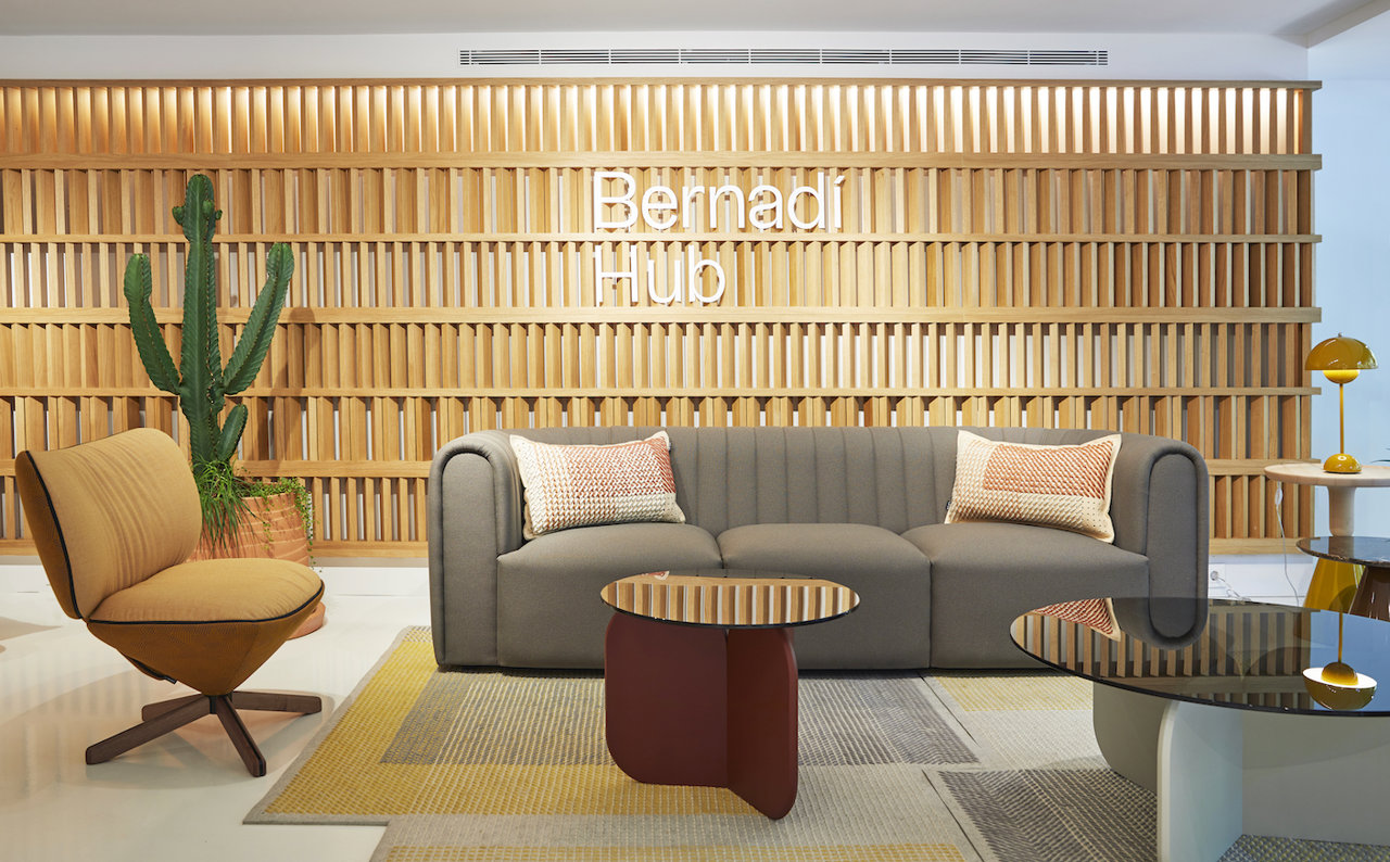 Maderas y tonos cálidos y formas suaves en el mobiliario dan a los espacios un aire confortable de inspiración mediterránea.
