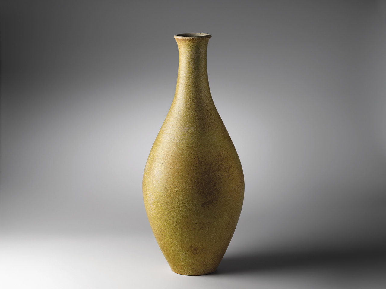  Jarrón (1945-1950, colección particular) exhibido en la muestra Los colores del fuego. Hamada-Artigas del Museo Nacional de Arte de Cataluña en 2021.