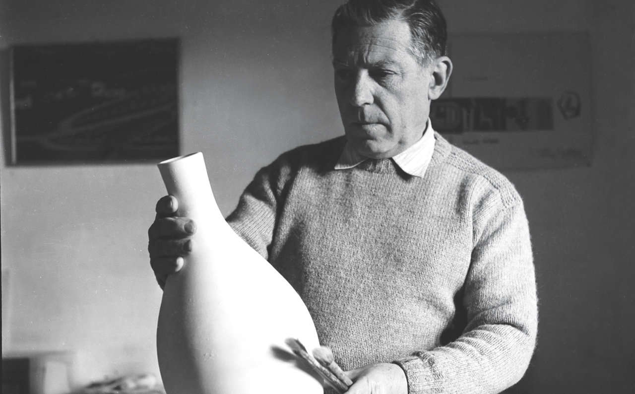 Josep Llorens Artigas trabajando en su taller de Gallifa en los años cincuenta.
