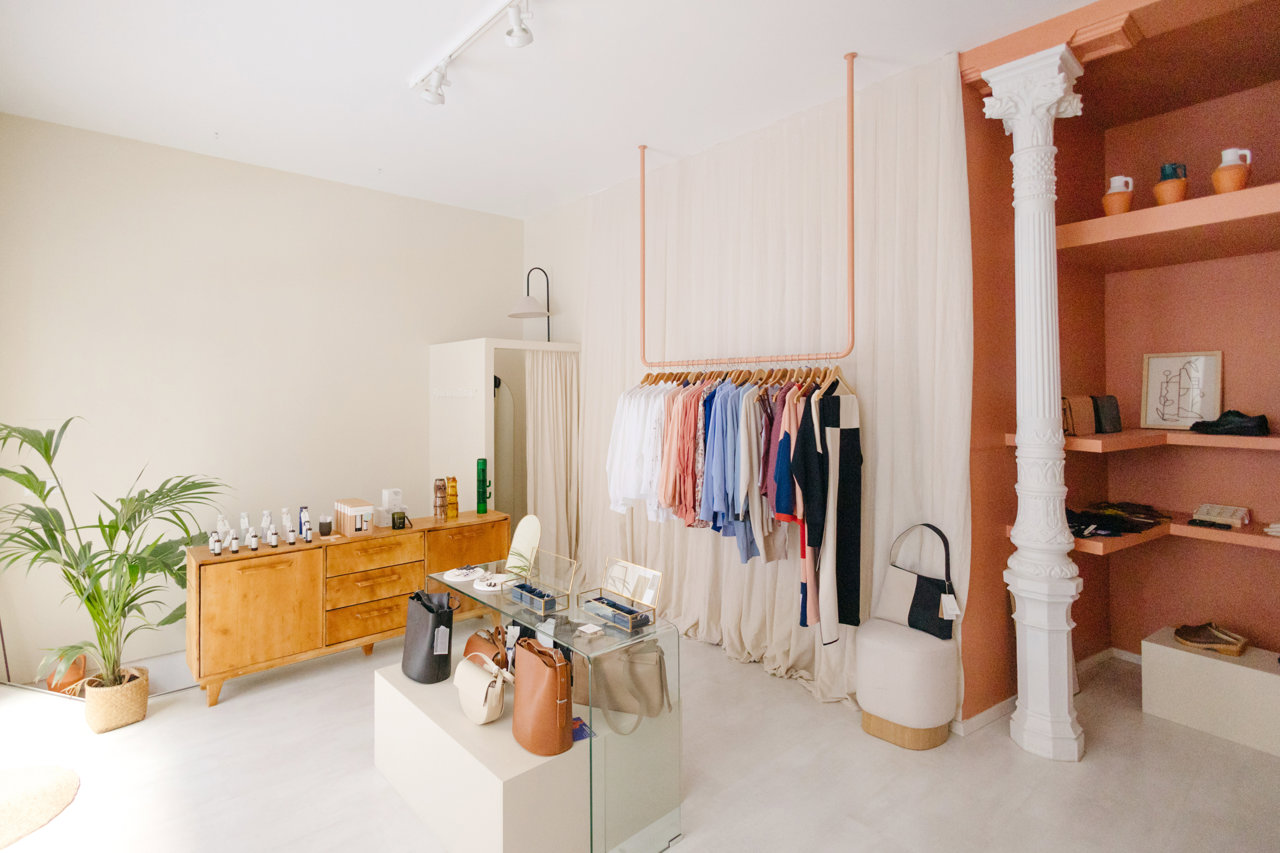 El espíritu minimalista reina en la tienda.