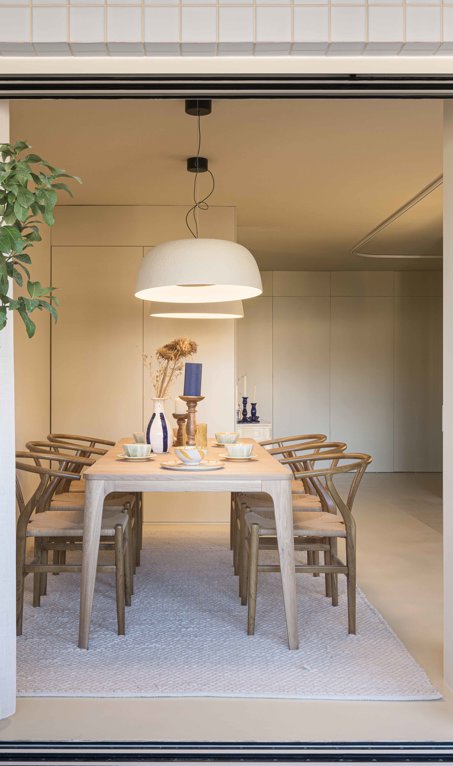 Este piso de Málaga de los 70 se ha transformado siguiendo el arte japonés Engawa, que une interior y exterior
