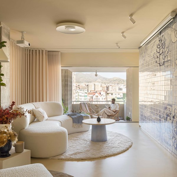 Este piso de Málaga de los 70 se ha transformado siguiendo el arte japonés Engawa, que une interior y exterior