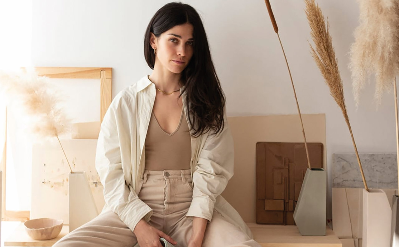 Adriana Cabello en su estudio de Valencia entre piezas acabadas o en proceso.
