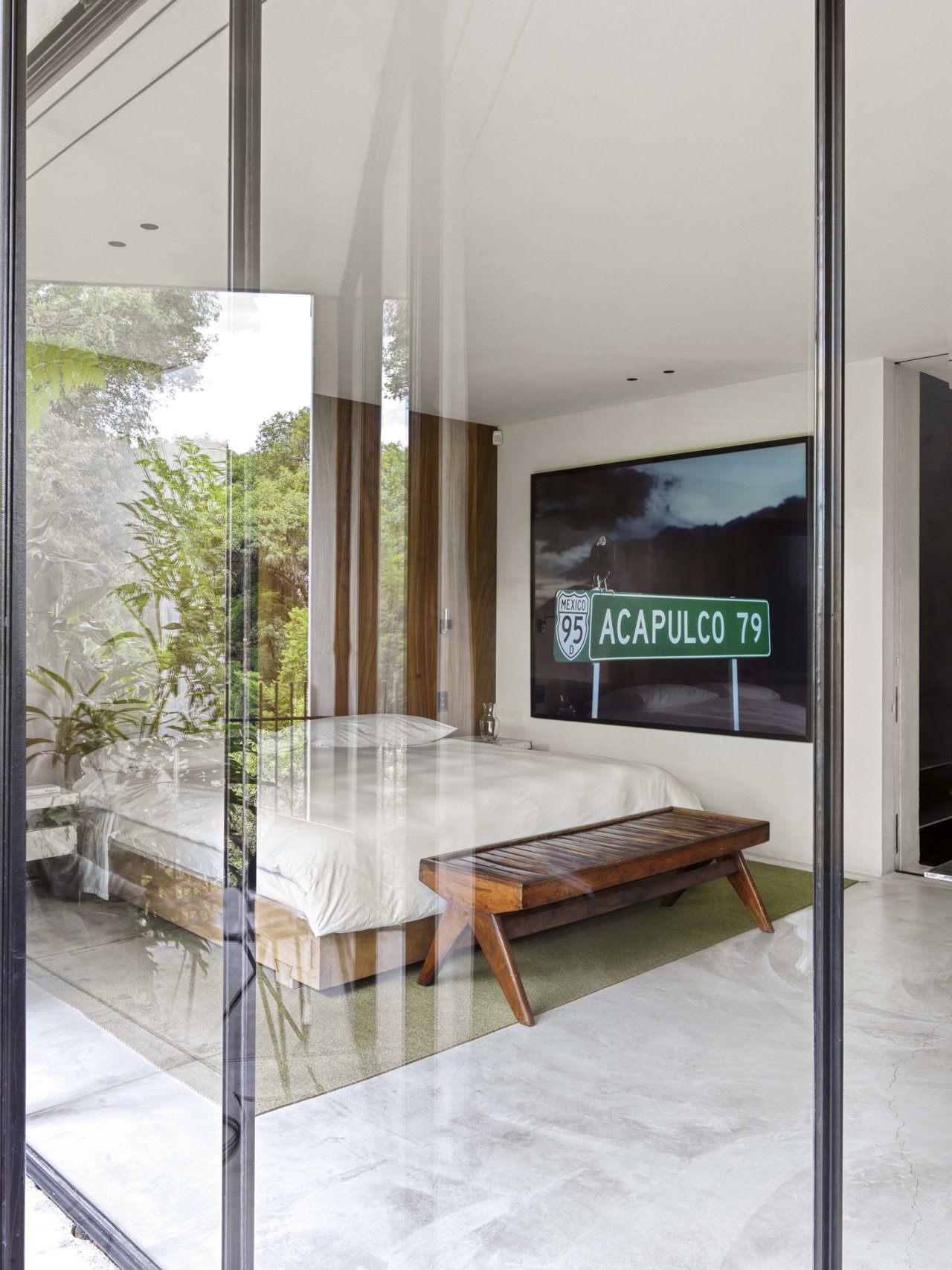 En el dormitorio principal, banco de teca de 1955 de Pierre Jeanneret y fotografi´a Acapulco 79 (2008), de Miguel Caldero´n.