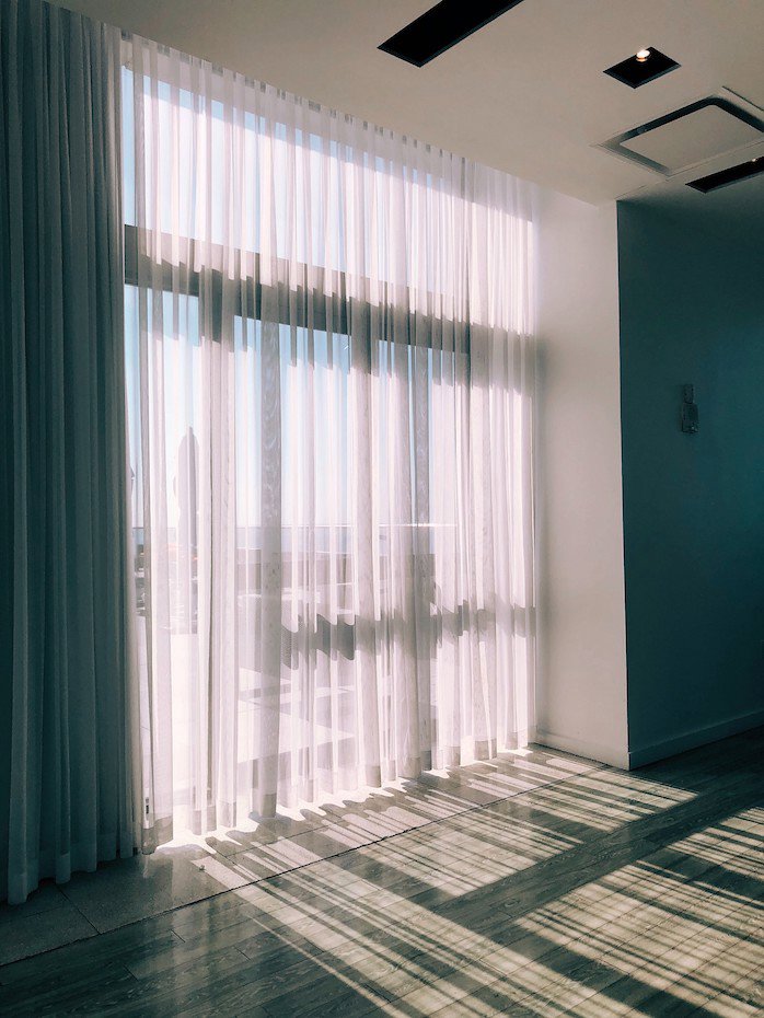 Cortinas modernas que crean juegos de luces y sombras.