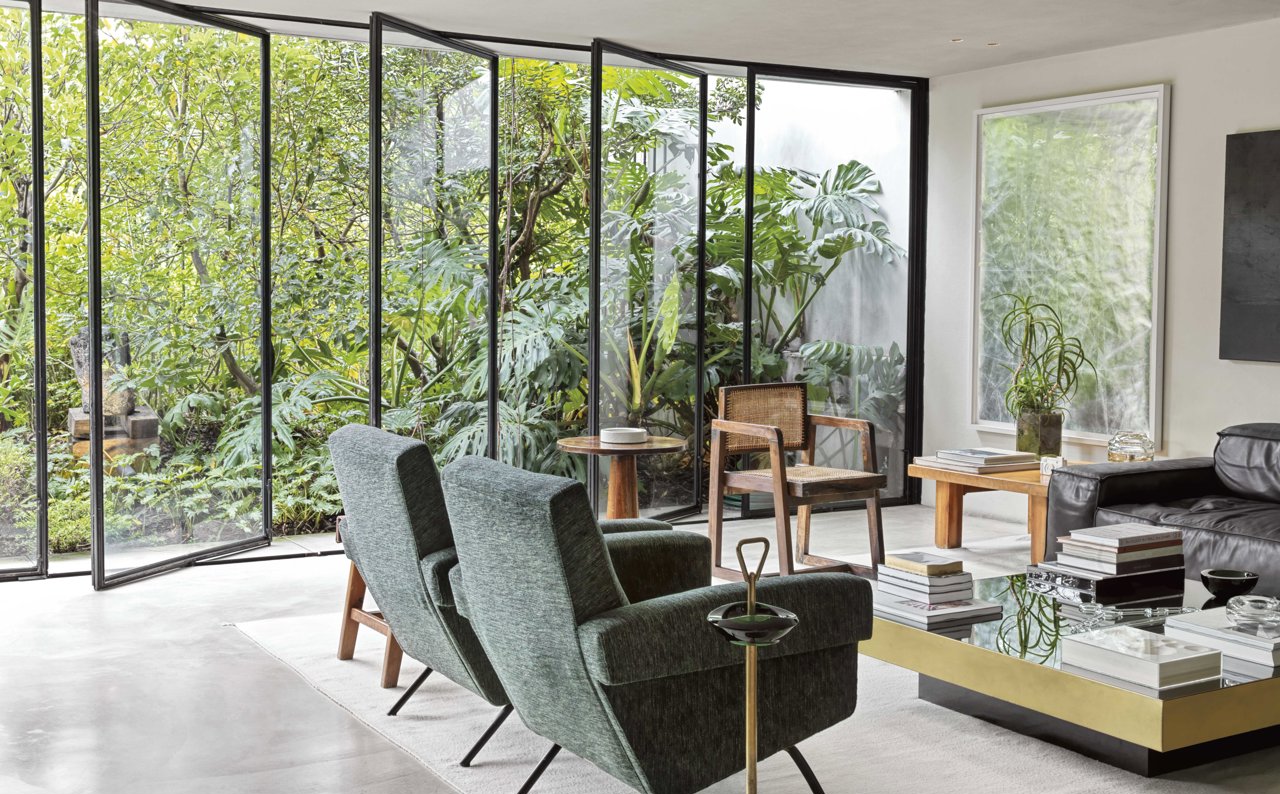En el salón, butacas de Pierre Guariche de 1960; mesa de centro de Las Pulpas de París y auxiliar de Luis Barragán, y silla de mimbre de Pierre Jeanneret.
