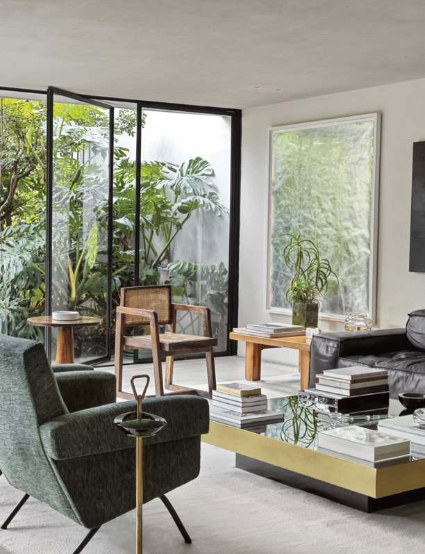 Una casa de autor llena de plantas que dialogan con el arte contemporáneo