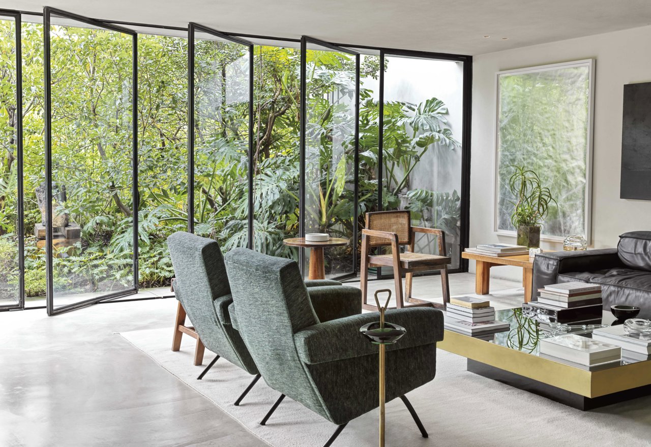 Una casa de autor llena de plantas que dialogan con el arte contemporáneo