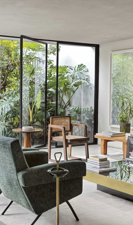 Una casa de autor llena de plantas que dialogan con el arte contemporáneo