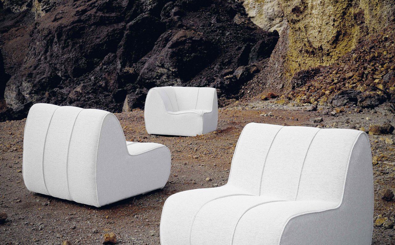 El interiorista Erico Navazo repite colaboración con Ormo’s, y se ha animado a diseñar una colección de sofás y sillones que lo mismo valen para casa que para el exterior.