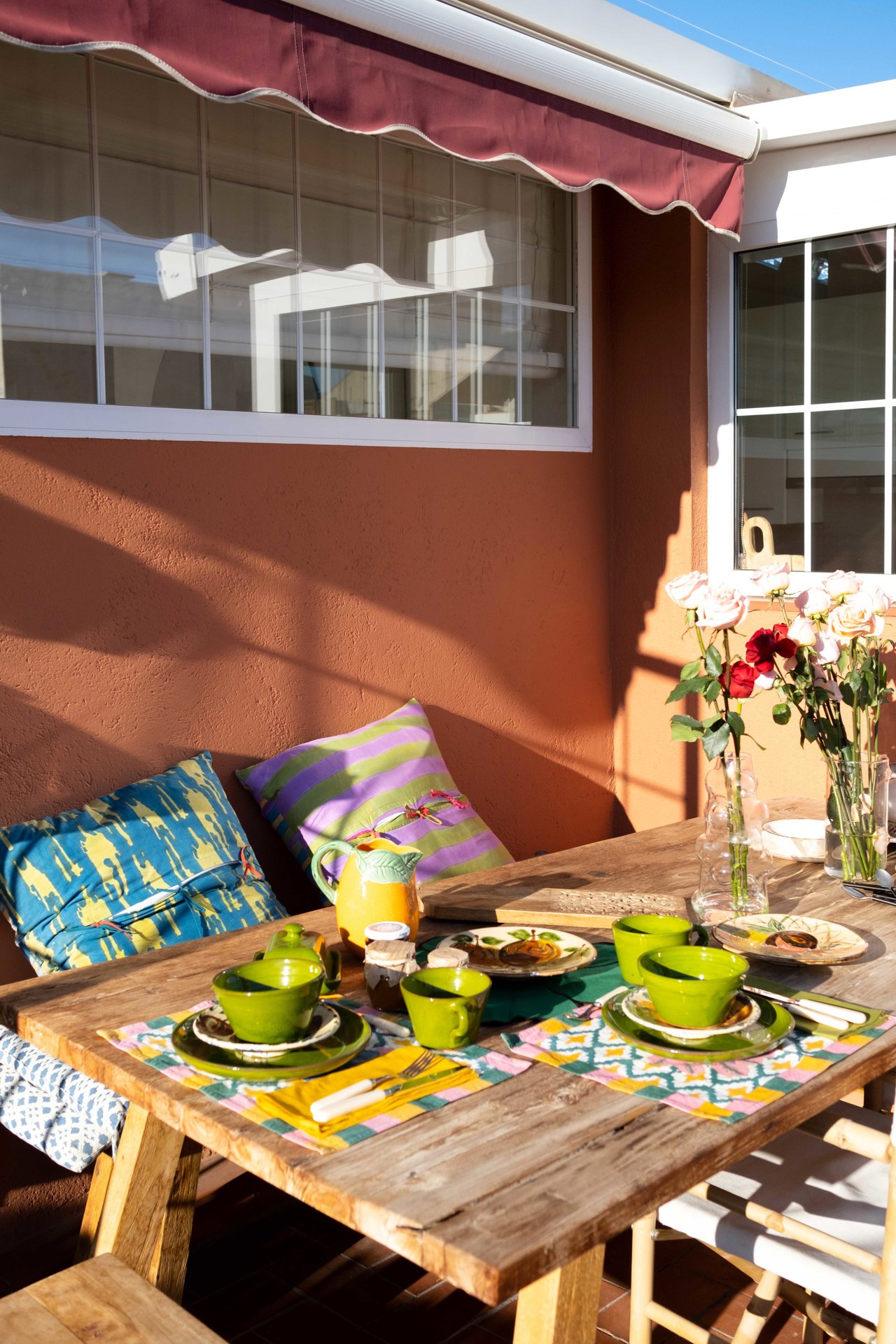 Me encanta la terraza. No importa que sea invierno o verano, de hecho las mañanas de invierno son mis favoritas para desayunar fuera. Poner una mesa bonita, usar textiles… y si las combino con una selección de mermeladas y dulces no vas a querer levantarte de la silla. En la terraza soy feliz disfrutando del sol y de las plantas.